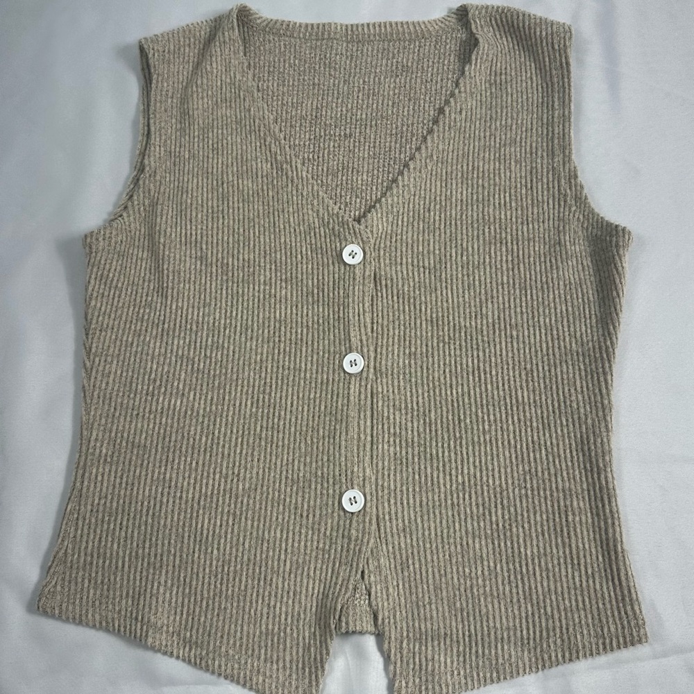 ⭐️5/25⭐️Tan Ribbed Knit Vest with White Buttons